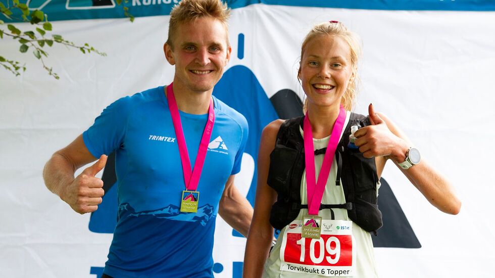 Anders Kjærevik fra Kvinnherad og BFG Bergen løpeklubb og Johanna Åström fra Åndalsnes og Arc’Teryx står igjen som både vinnere og løyperekordholdere etter lørdagens Torvikbukt 6 topper. Foto: Daniel Kvalvik/Torvikbukt IL
