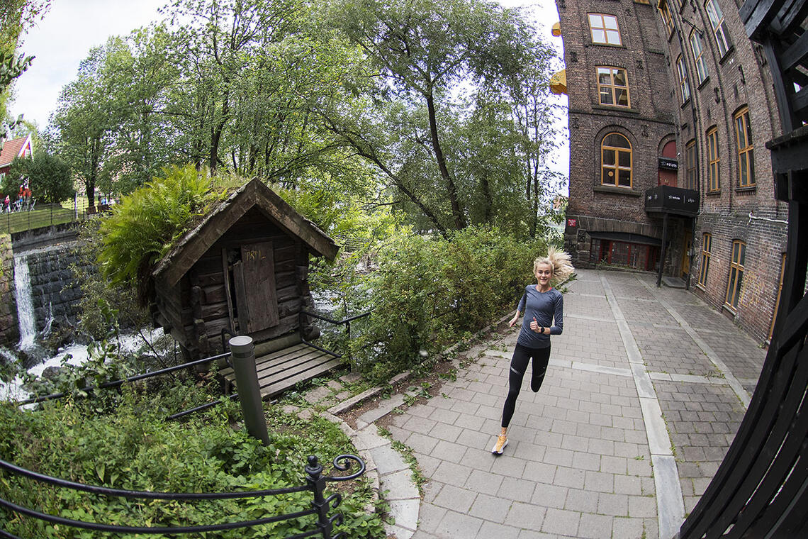 Kristiansands-jenta Amalie Sæten har flytta til Oslo og løper ukentlig ca. 130 km i varierte omgivelser. (Foto: Bjørn Johannessen) 