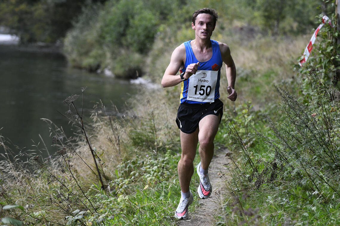 Ørjan Kjeldsli løp tidlig alene langs elva Driva og vant suverent.