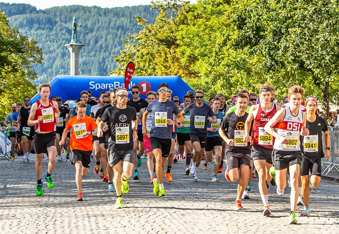 Artikkelforfatter og Kondis-president Tim Bennett hadde en fin opplevelse da han deltok i Trondheim Maraton. Her ser vi fra starten på 10 kilometeren. (Foto: Kjell Thore Leinhardt)