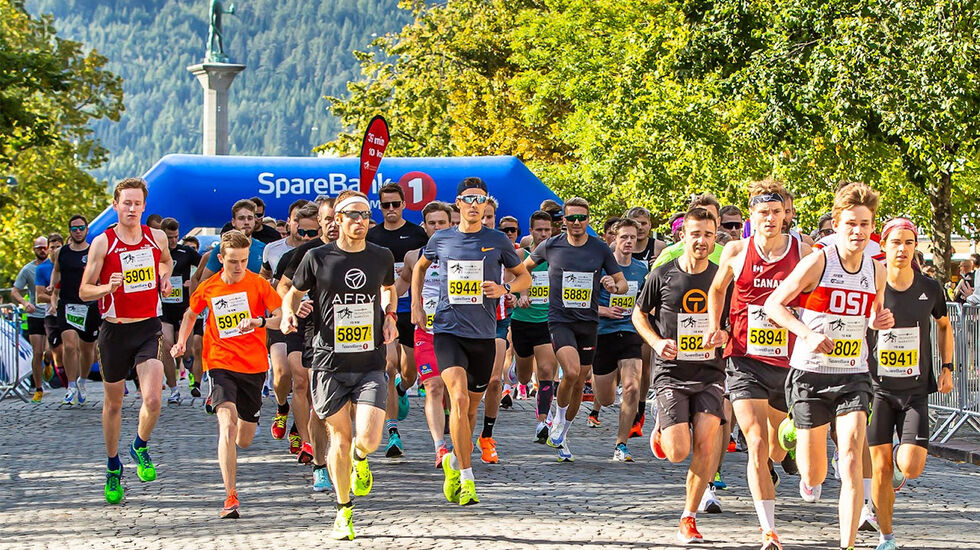 Artikkelforfatter og Kondis-president Tim Bennett hadde en fin opplevelse da han deltok i Trondheim Maraton. Her ser vi fra starten på 10 kilometeren. (Foto: Kjell Thore Leinhardt)