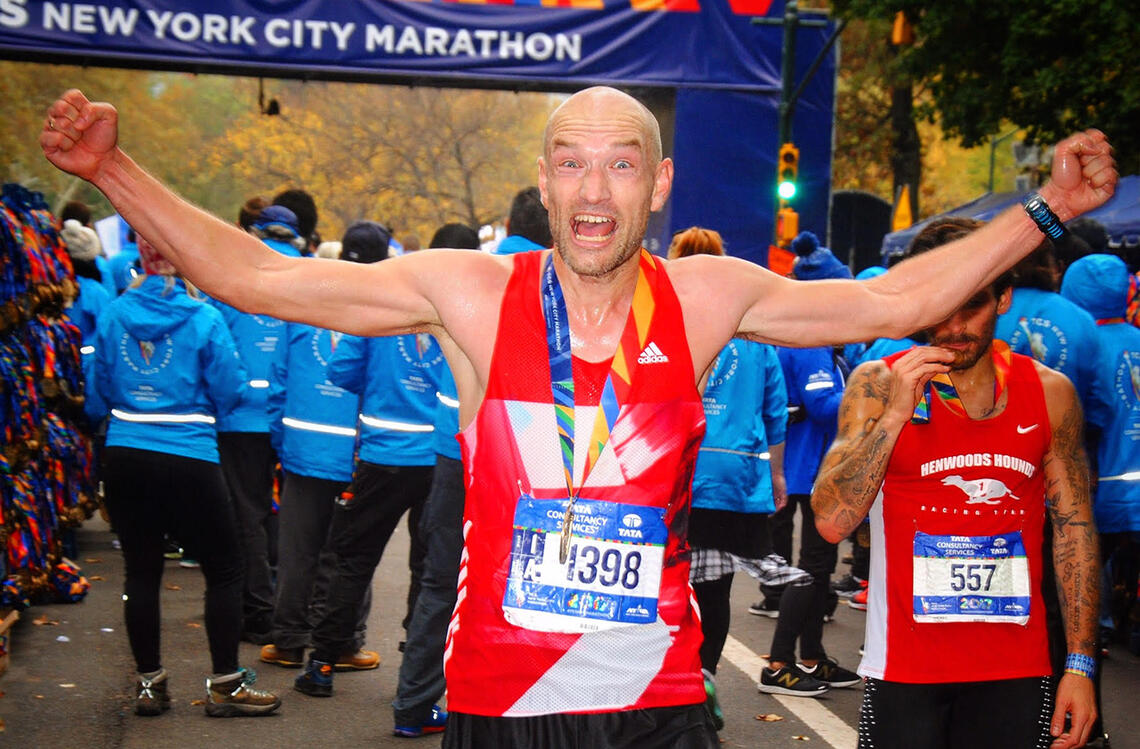 Det ligger mye vilje og mange gjennomførte treningsøkter bak det å fullføre et maratonløp. Jann Post kunne virkelig slippe jubelen løs i Central Park i New York i 2017. (Foto: Marathonfoto)