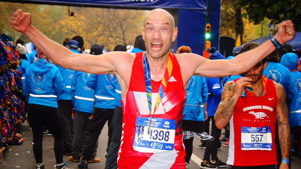 Det ligger mye vilje og mange gjennomførte treningsøkter bak det å fullføre et maratonløp. Jann Post kunne virkelig slippe jubelen løs i Central Park i New York i 2017. (Foto: Marathonfoto)