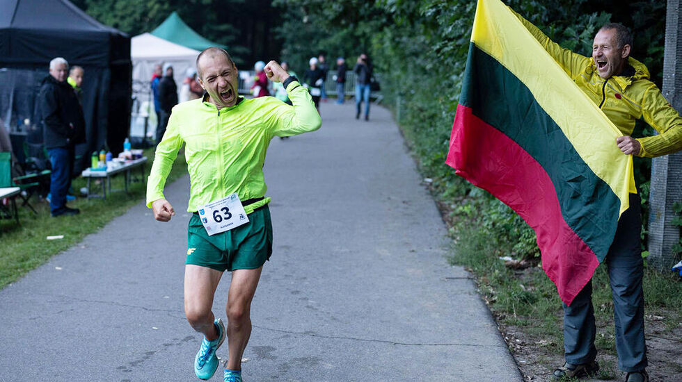 Aleksandr Sorokin kunne juble for å ha løpt lenger i løpet av et døgn enn det noen andre noensinne har gjort. (Foto: Sorokins Facebookside, med tillatelse)