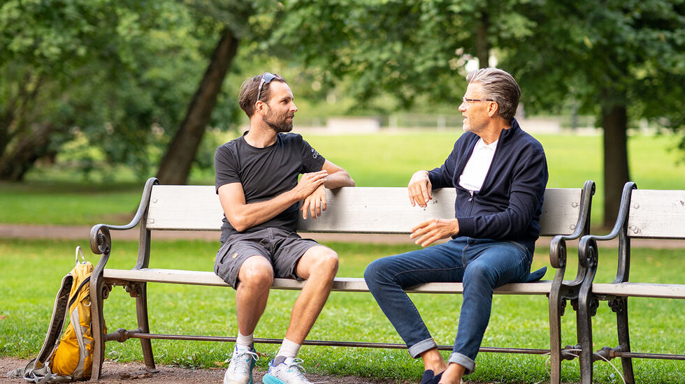 Sindre og Cato: Kløktige planer kan legges på en benk i Frognerparken. (Foto: Lars Anton Hermansen)