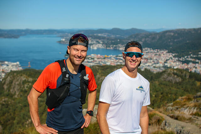To av tre: Eivind Svellingen og Fredrik Berentsen fra Team Rett Vest Endurance har tatt turen opp på Løvstakken. Derfra har de utsikt over Bergen, som var målet for deres lange ultraløp i sommer. Tredjemann i teamet, Fred Husøy Andersen, var ikke til stede da bildet ble tatt. (Foto: Arne Dag Myking)
