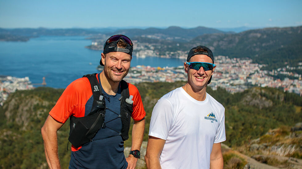 To av tre: Eivind Svellingen og Fredrik Berentsen fra Team Rett Vest Endurance har tatt turen opp på Løvstakken. Derfra har de utsikt over Bergen, som var målet for deres lange ultraløp i sommer. Tredjemann i teamet, Fred Husøy Andersen, var ikke til stede da bildet ble tatt. (Foto: Arne Dag Myking)