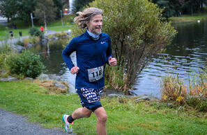 Jan Eirik Aske fra Bergen Kommunes Bedriftsidrettslag i bra driv rundt Tveitevannet. (Alle foto: Arne Dag Myking)