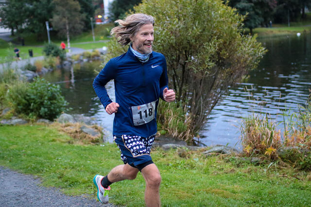 Jan Eirik Aske fra Bergen Kommunes Bedriftsidrettslag i bra driv rundt Tveitevannet. (Alle foto: Arne Dag Myking)
