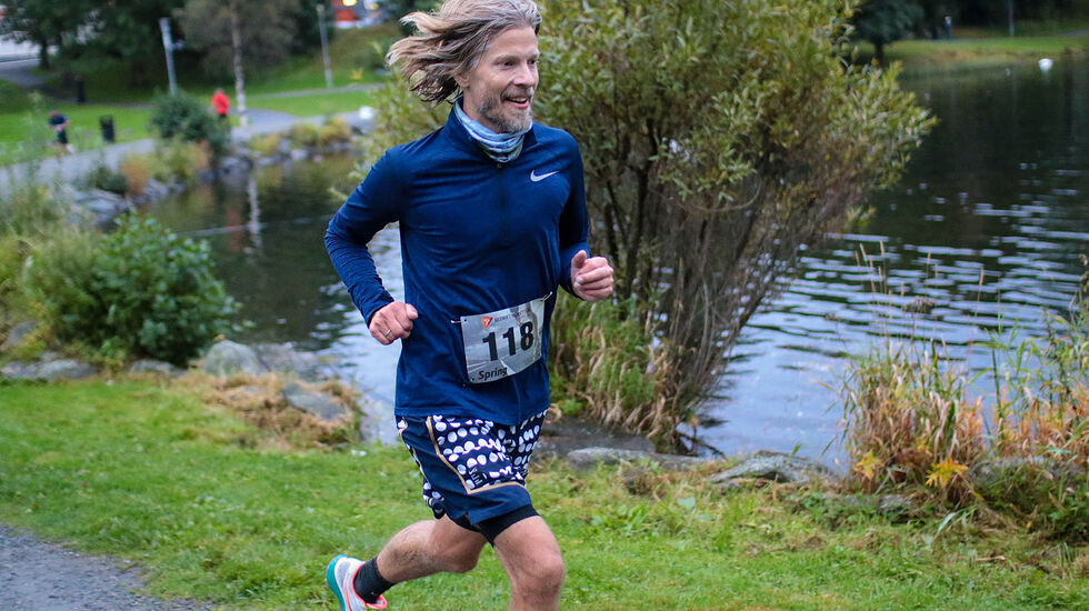 Jan Eirik Aske fra Bergen Kommunes Bedriftsidrettslag i bra driv rundt Tveitevannet. (Alle foto: Arne Dag Myking)