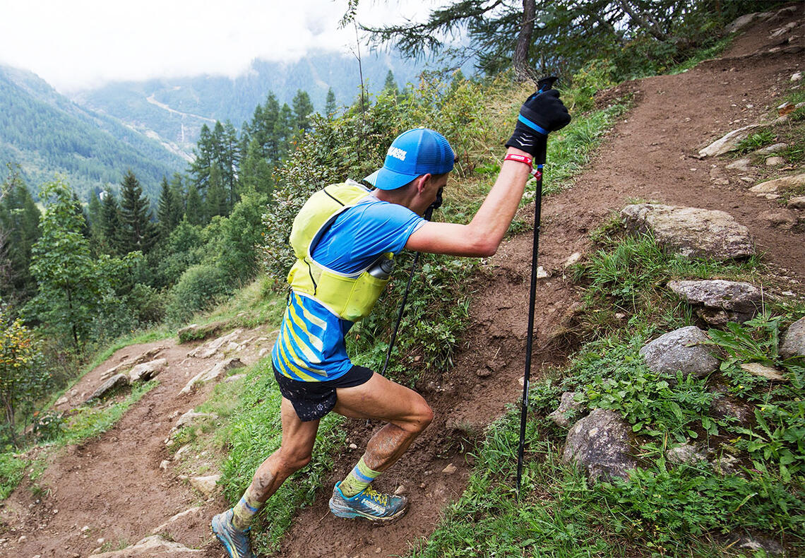 I mange av de lange og bratte fjelløpa er det en stor andel av løperne som bruker staver. (Foto: Sylvain Cavatz)