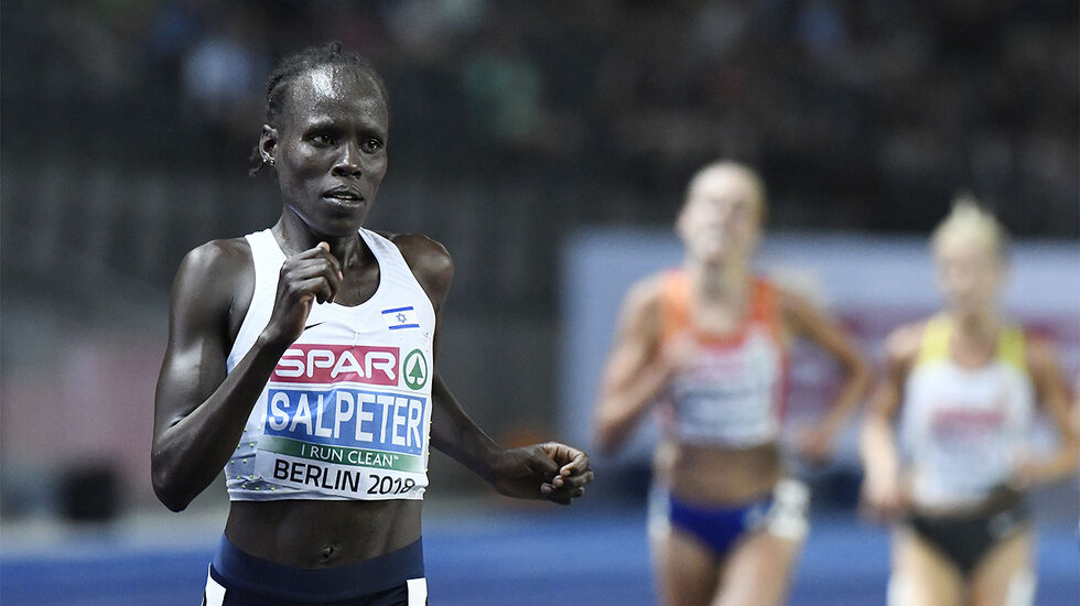 Lonah Chemtai Salpeter som tok EM-gull på 10 000 m i 2018, hang lenge med i tetgruppa på maratonløpet i OL, men sjøl om hun fikk det veldig tungt i varmen, gav hun seg ikke. I stedet løp hun inn til 2.48.31 og 66. plass. (Foto: Bjørn Johannessen)