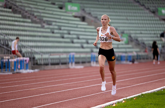 Ine Bakken liker veldig godt å løpe på bane, og i sommer har hun satt pers på både 3000, 5000 og 10000 m. (Foto: Samuel Hafsahl)