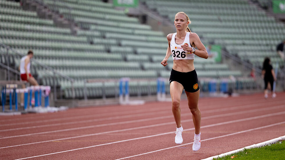 Ine Bakken liker veldig godt å løpe på bane, og i sommer har hun satt pers på både 3000, 5000 og 10000 m. (Foto: Samuel Hafsahl)