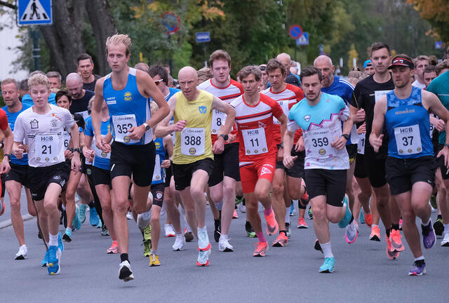 Vinneren på 5 km, Trond Einar Moen Pedersli (353), tok teten allerede ut fra start. (Foto: Roger Midtstraum) Vinneren på 5 km, Trond Einar Moen Pedersli (353), tok teten allerede ut fra start. (Foto: Roger Midtstraum)