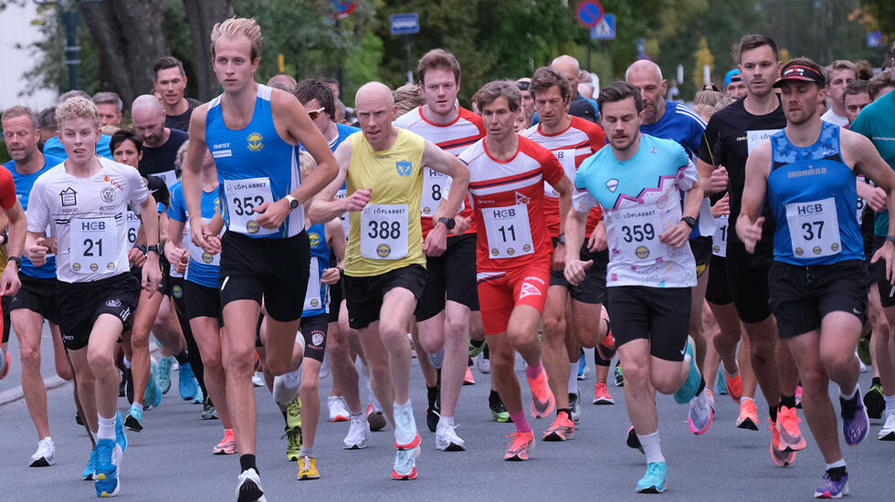 Vinneren på 5 km, Trond Einar Moen Pedersli (353), tok teten allerede ut fra start. (Foto: Roger Midtstraum)