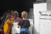 Barn som ser på vaskemaskiner