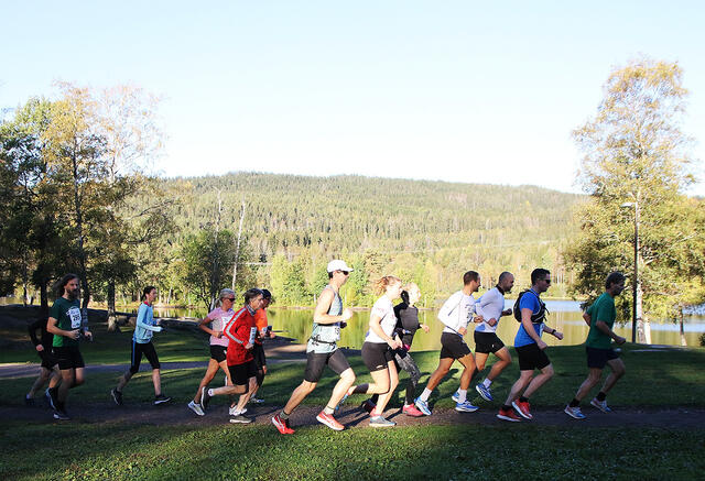 På en stille og solfylt morgen dro løperne ut på sin 21, 42 eller 63 km lange ferd i Nordmarka. (Foto: Runar Gilberg)