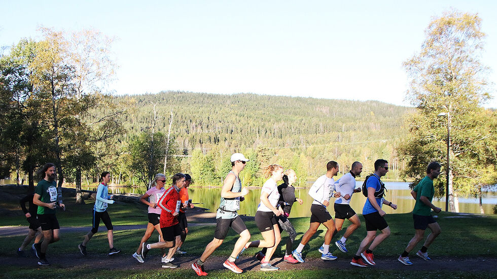 På en stille og solfylt morgen dro løperne ut på sin 21, 42 eller 63 km lange ferd i Nordmarka. (Foto: Runar Gilberg)