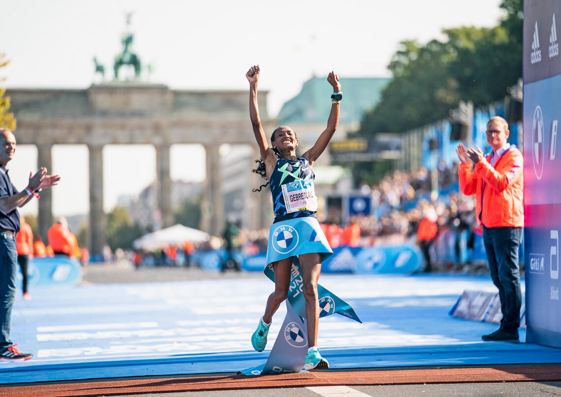 Gotytom Gebreslase går i mål og vinner Berlin Marathon. (Foto: SCC EVENTS/Sebastian Wells)