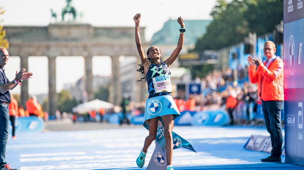 Gotytom Gebreslase går i mål og vinner Berlin Marathon. (Foto: SCC EVENTS/Sebastian Wells)