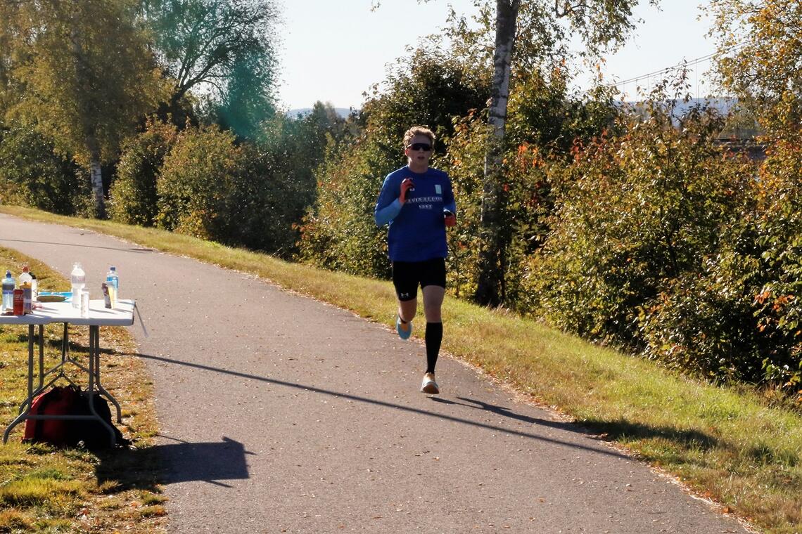 David Rieger på de siste meterne på sin halvmaraton-pers langs Glomma. (Foto: Rolf Bakken)