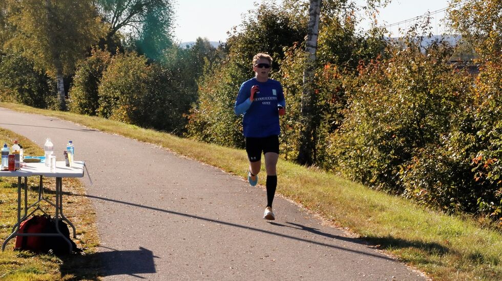 David Rieger på de siste meterne på sin halvmaraton-pers langs Glomma. (Foto: Rolf Bakken)