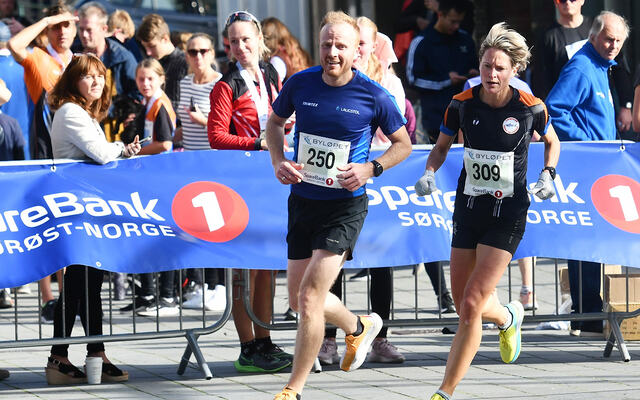 Brita Cecilie Mustad som her har selskap av Frode Pladsen, vant 10 kilometeren i Byløpet i 2021. (Foto: Frode Berg)