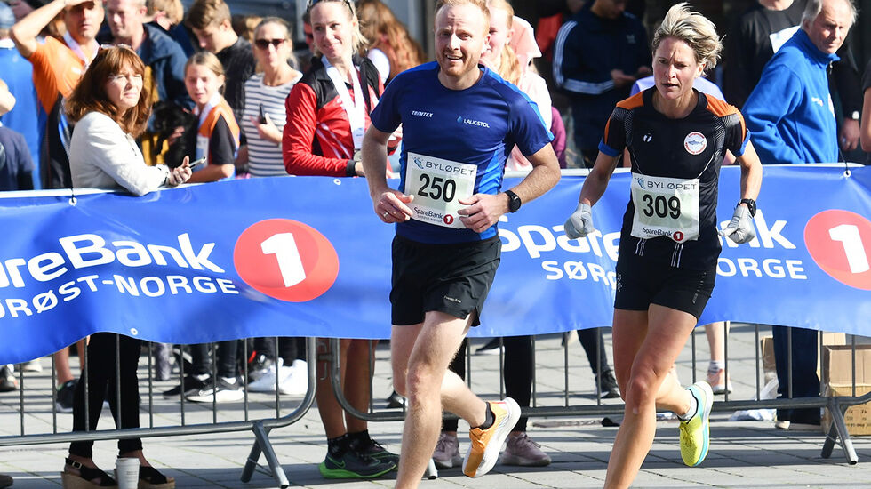 Brita Cecilie Mustad som her har selskap av Frode Pladsen, vant 10 kilometeren i Byløpet i 2021. (Foto: Frode Berg)