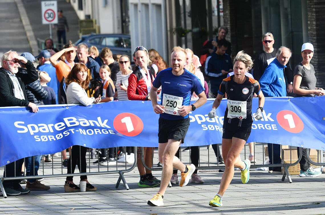 Brita Cecilie Mustad tok en klar seier på 10 km. Her har hun selskap av Frode Pladsen. (Foto: Frode Berg)