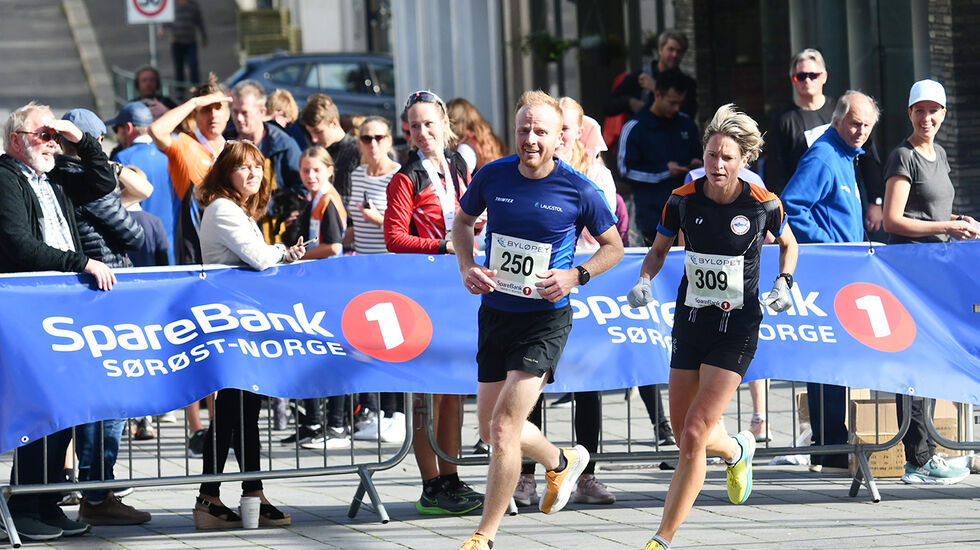 Brita Cecilie Mustad tok en klar seier på 10 km. Her har hun selskap av Frode Pladsen. (Foto: Frode Berg)