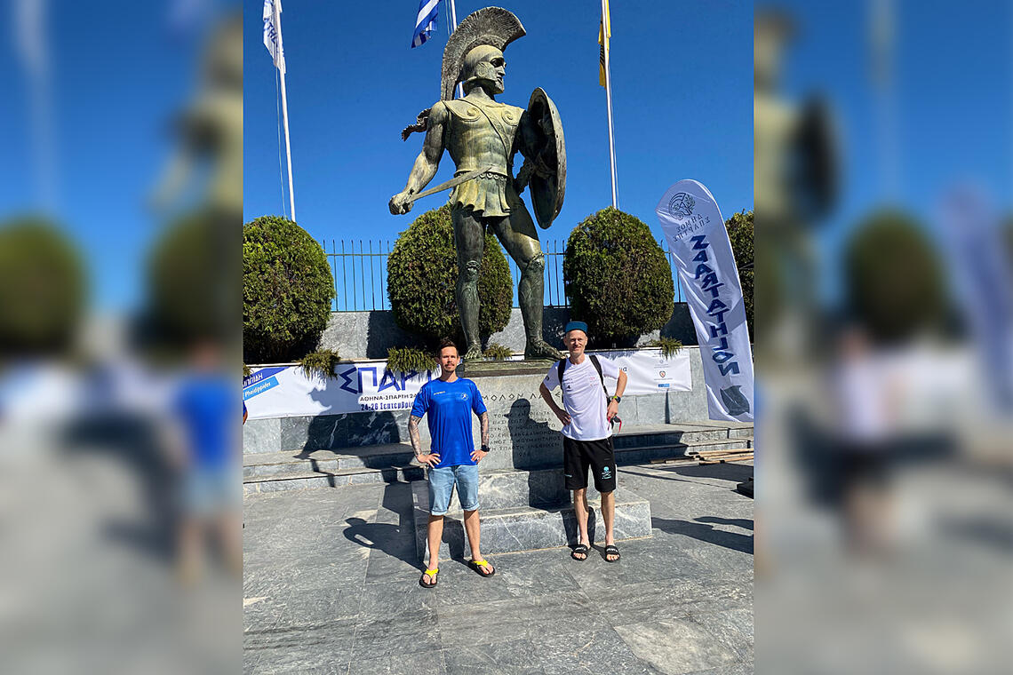 På historisk grunn: Magnus Thorud og Simen Holvik foran statuen av kong Leonidas av Sparta. (Foto: Eiolf Eivindsen)
