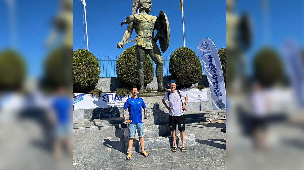 På historisk grunn: Magnus Thorud og Simen Holvik foran statuen av kong Leonidas av Sparta. (Foto: Eiolf Eivindsen)