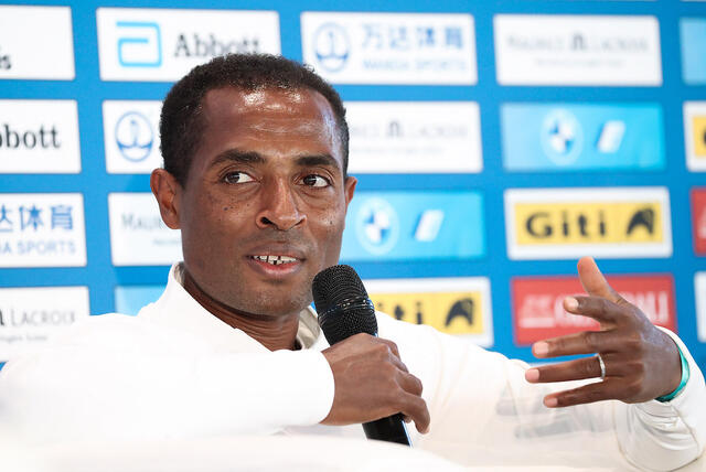 På pressekonferansen dagen etter maratonløpet i Berlin gav Kenenisa Bekele uttrykk for at han fremdeles tror han har det i seg. (Foto: photorun.net)