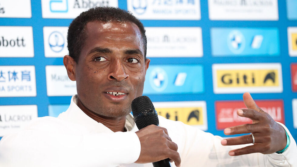 På pressekonferansen dagen etter maratonløpet i Berlin gav Kenenisa Bekele uttrykk for at han fremdeles tror han har det i seg. (Foto: photorun.net)