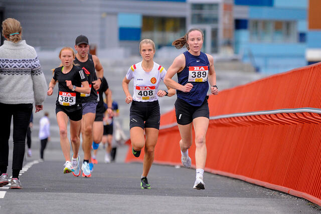 Tre av de beste kvinnene kommer her side om side over gangbroen fra ADO Arena: Adele Henriksen, Amalie Joensen og Karoline Harnes Mongstad. (Foto: Arne Dag Myking)