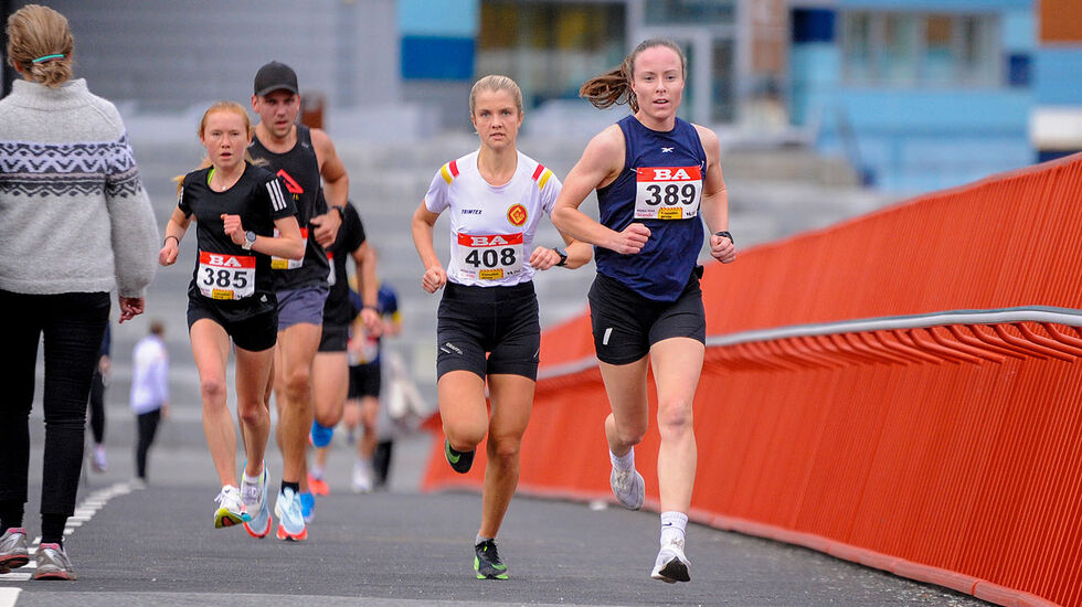 Tre av de beste kvinnene kommer her side om side over gangbroen fra ADO Arena: Adele Henriksen, Amalie Joensen og Karoline Harnes Mongstad. (Foto: Arne Dag Myking)