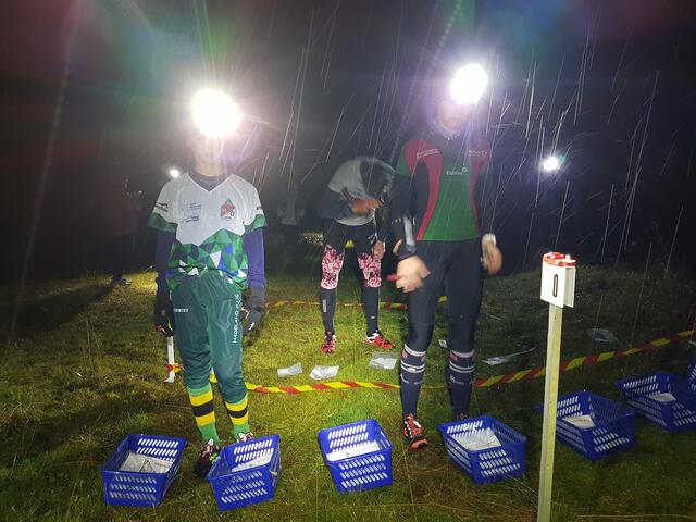Nikolai Teslo og Birgit Dorthea Kleppa Madslien klare til start i øsende regnvær. (Foto: Stein Arne Negård)
