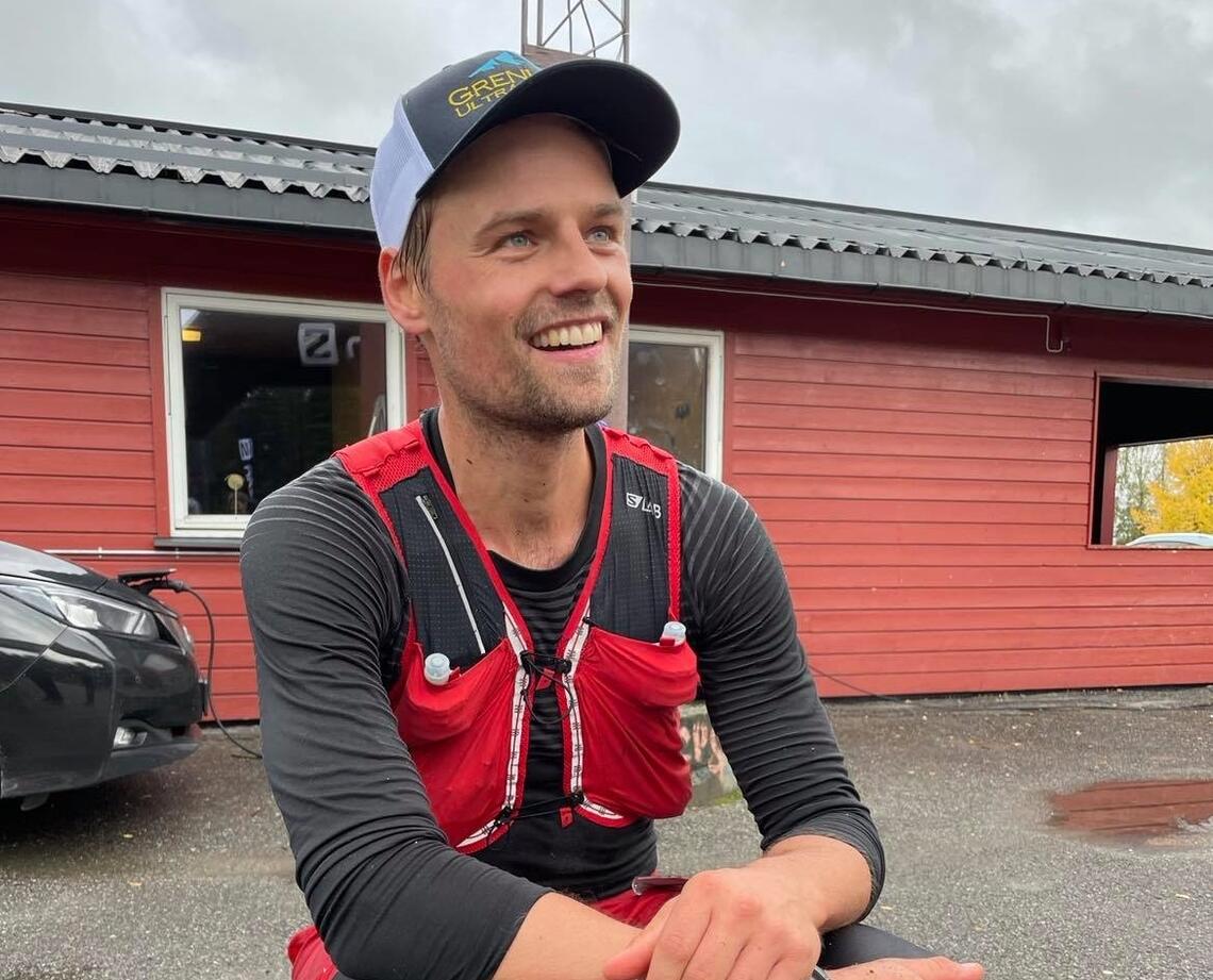 Tobias Dahl Fenre forsvarte fjorårsseieren på 55 km i Oslo Trail Challenge, her venter han på konkurrentene. (Foto: Mona Kjeldsberg)