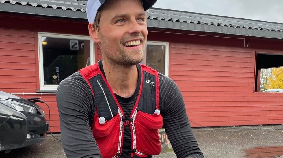 Tobias Dahl Fenre forsvarte fjorårsseieren på 55 km i Oslo Trail Challenge, her venter han på konkurrentene. (Foto: Mona Kjeldsberg)