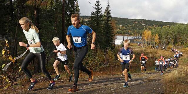 Endelig fellesstart igjen i Sørdalskarusellen for første gang på to år. Her ser vi 13 år gamle Emilie Flugsrud (92) fra Søre Ål IL lede en gruppe løpere rett etter start - i mål ble hun raskeste kvinne 3,5 sekunder foran Ida Mæhlum fra Brøttum IL.