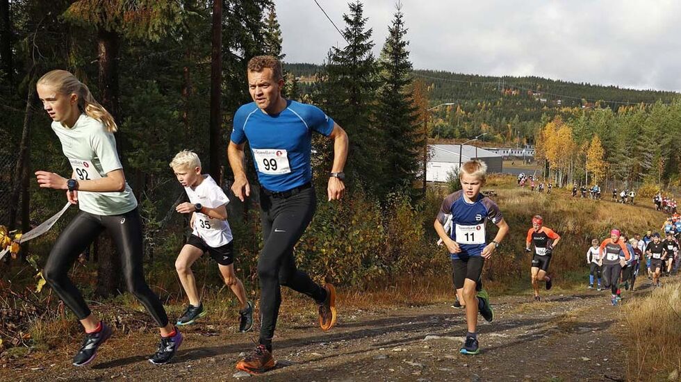 Endelig fellesstart igjen i Sørdalskarusellen for første gang på to år. Her ser vi 13 år gamle Emilie Flugsrud (92) fra Søre Ål IL lede en gruppe løpere rett etter start - i mål ble hun raskeste kvinne 3,5 sekunder foran Ida Mæhlum fra Brøttum IL.