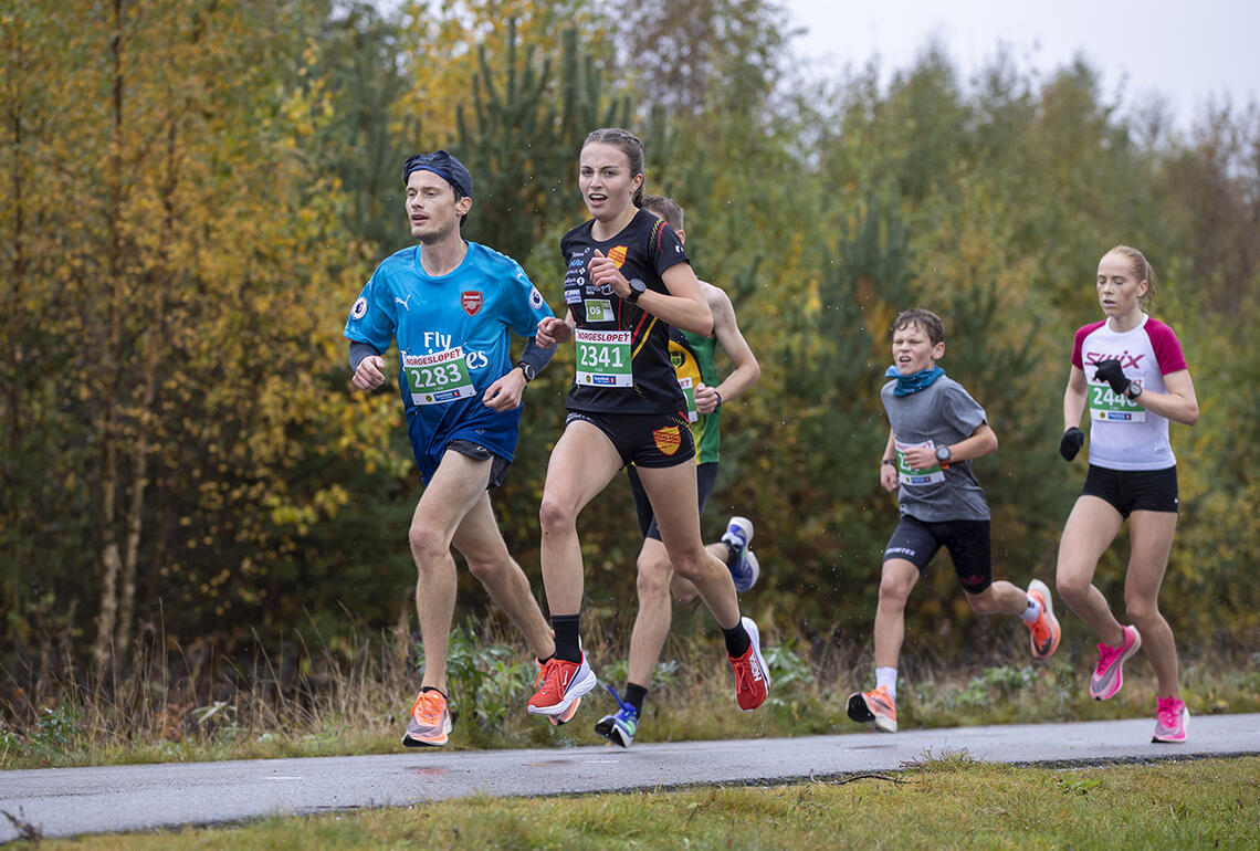 Ingeborg Østgård vant 5 km på norsk juniorrekord, bare 1 sekund foran Ina Halle Haugen. (Foto: Bjørn Hytjanstorp)