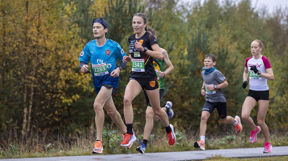 Ingeborg Østgård vant 5 km på norsk juniorrekord, bare 1 sekund foran Ina Halle Haugen. (Foto: Bjørn Hytjanstorp)
