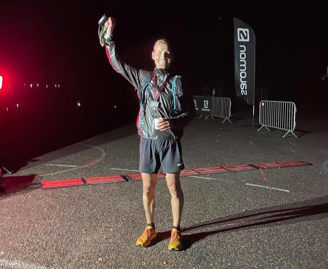Didrik Hermansen jubler for seier i OTC100 km lørdag kveld, hans fjerde seier på rad i årets norske ultraløp. (Foto: Mona Kjeldsberg)