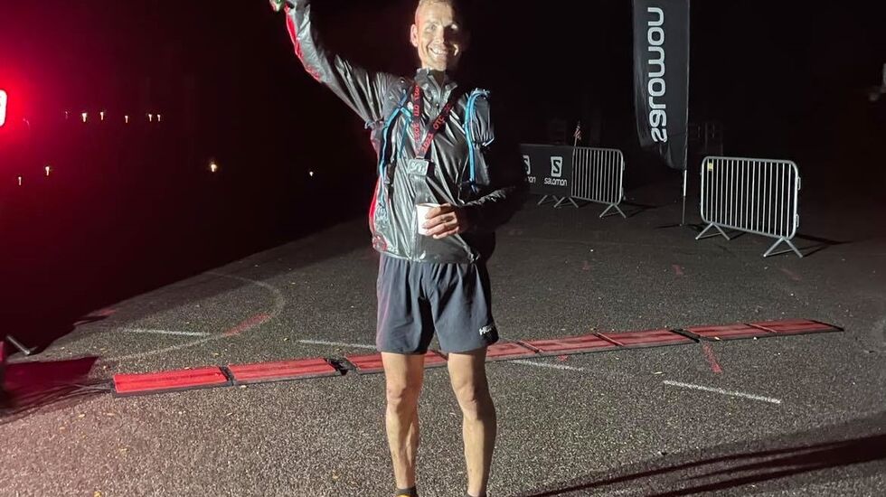 Didrik Hermansen jubler for seier i OTC100 km lørdag kveld, hans fjerde seier på rad i årets norske ultraløp. (Foto: Mona Kjeldsberg)
