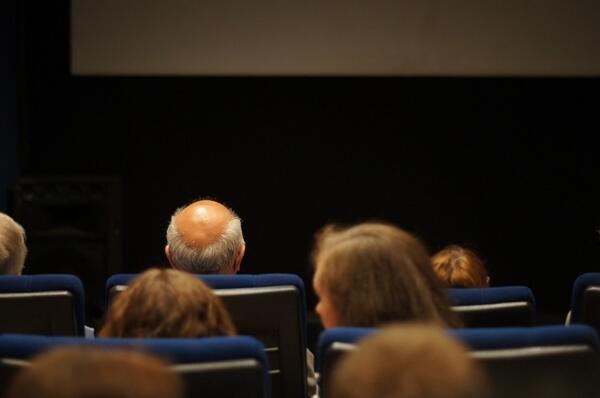 Illustrasjonsfoto av eldre på kino