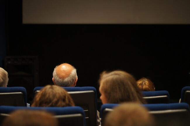 Illustrasjonsfoto av eldre på kino