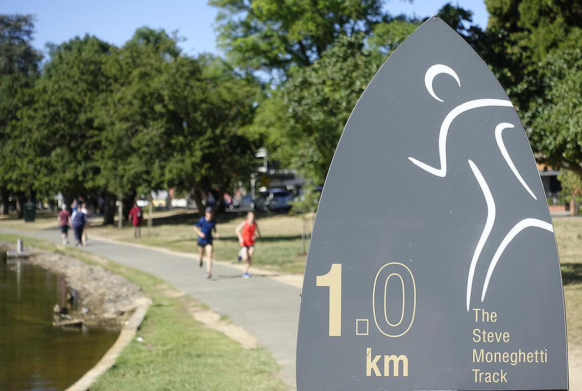 Den australske maratonløper Steve Moneghetti, som blant annet tok bronse på maraton i VM 1997, har fått en treningsløype oppkalt etter seg i hjembyen Ballarat utenfor Melbourne. (Foto: Bjørn Johannessen)