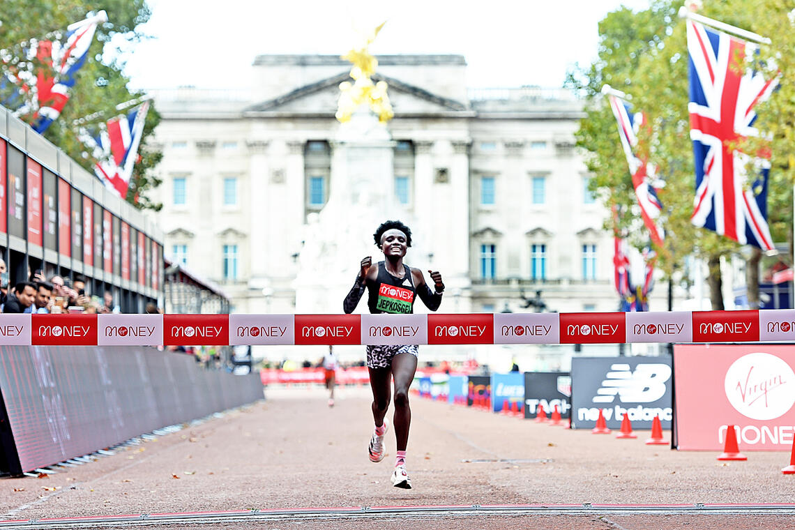 Joyciline Jepkosgei fra Kenya løper i mål foran Buckingham Palace som vinner av kvinnenes London Marathon. (Foto: Mark Shearman)